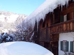 Eiszapfen an Dachkanten